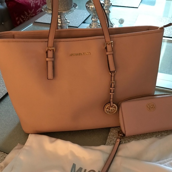 Micheal Kors tote - Picture 2 of 8
